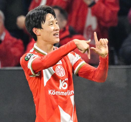 이재성(마인츠)이 7일 열린 피오렌티나(이탈리아)와의 유럽축구연맹(UEFA) 콘퍼런스리그(UECL) 리그 페이즈 3차전에서 후반 추가 시간에 2-1을 만드는 결승 골을 넣은 뒤 세리머니를 하고 있다. 이재성은 이날 1골 1도움으로 활약하며 팀의 역전승을 이끌었다. 마인츠=AP 뉴시스