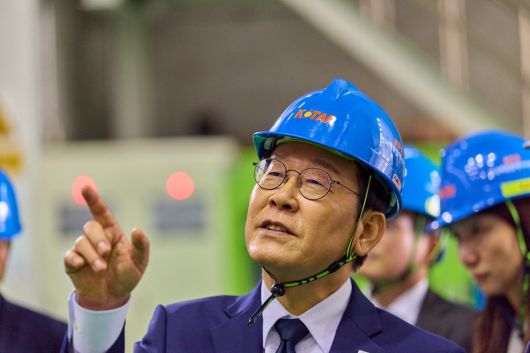 이재명 대통령이 7일 대전 대덕연구단지 내 한국핵융합에너지연구원을 방문해 세계 최초 초전도 핵융합 연구장치인 KSTAR(Korea Superconducting Tokamak Advanced Research) 시설을 살펴보고 있다. 대통령실 제공