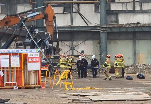 한국동서발전 울산화력발전소 보일러타워 붕괴 사고 나흘째인 9일 소방대원들이 매몰자 시신을 수습하고 있다. 2025.11.7 울산소방본부 제공