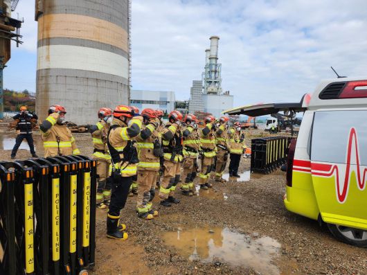소방관들이 구조자 시신에 경례하는 모습. 울산소방본부 제공