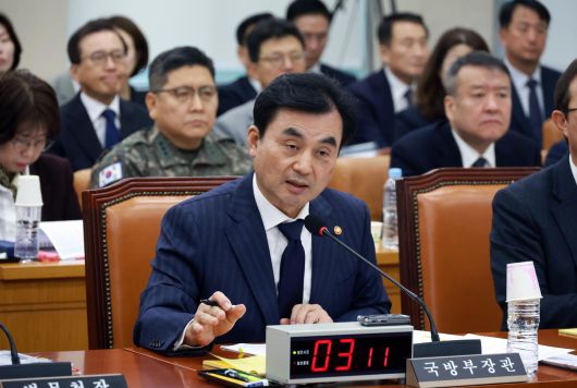 [서울=뉴시스] 안규백 국방부 장관이 5일 서울 여의도 국회에서 2026년도 예산안, 기금운용계획안 등을 안건으로 열린 국방위원회 전체회의에서 의원 질의에 답하고 있다. 2025.11.05.