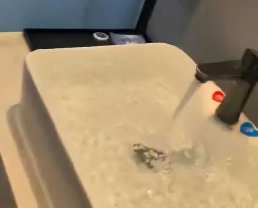 중국에서 객실 환불을 거절당했다는 이유로 한 여성이 투숙했던 호텔 방을 물바다로 만들었다. 더우인