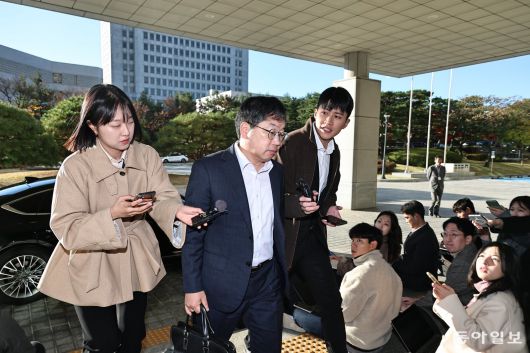 노만석 검찰총장 직무대행이 10일 오전 서울 서초구 대검찰청으로 출근하고 있다. 양회성 기자 yohan@donga.com