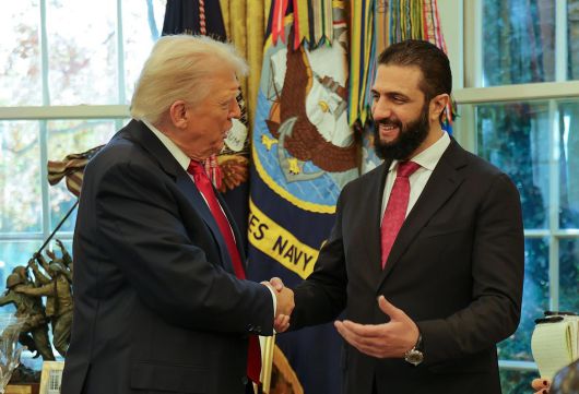 악수하는 트럼프-샤라 10일 미국 워싱턴 백악관에서 도널드 트럼프 대통령(왼쪽)과 아흐마드 알 샤라 시리아 대통령이 악수하고 있다. 1946년 시리아 건국 이래 이 나라 대통령이 백악관을 찾은 건 처음이다. 이날 정상회담은 비공개로 진행됐다. 워싱턴=AP 뉴시스