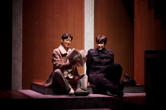 뮤지컬 ‘이름 없는 약속들로부터’에서 희택(나재엽·왼쪽)과 윤섭(이선우)이 대화하고 있다.    오차드뮤지컬컴퍼니 제공