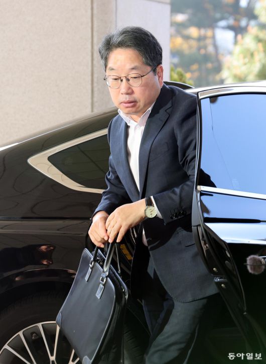 노만석 검찰총장 직무대행이 12일 서울 서초구 대검찰청으로 출근하고 있다. 홍진환 기자 jean@donga.com