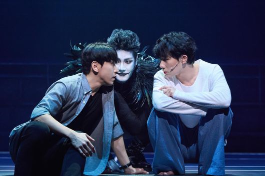 뮤지컬 ‘데스노트’에서 테니스 경기 후 마주한 라이토(조형균·왼쪽)와 엘(김성규·오른쪽)을 사신 류크(임정모·가운데)가 지켜보고 있다.          오디컴퍼니 제공