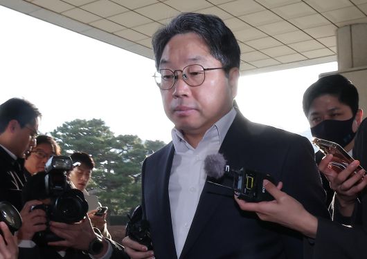 ‘대장동 항소 포기’로 검찰 내부에서 사퇴 압박을 받고 있는 노만석 검찰총장 직무대행이 12일 서울 서초구 대검찰청으로 출근하고 있다. 2025.11.12/뉴스1