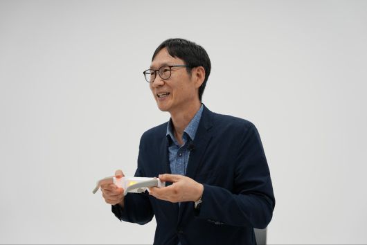 메디아이오티 이상근 대표가 휴대용 광 치료 의료기기 ‘메디아이’를 들고 사용법을 설명하고 있다. 메디아이오티 제공