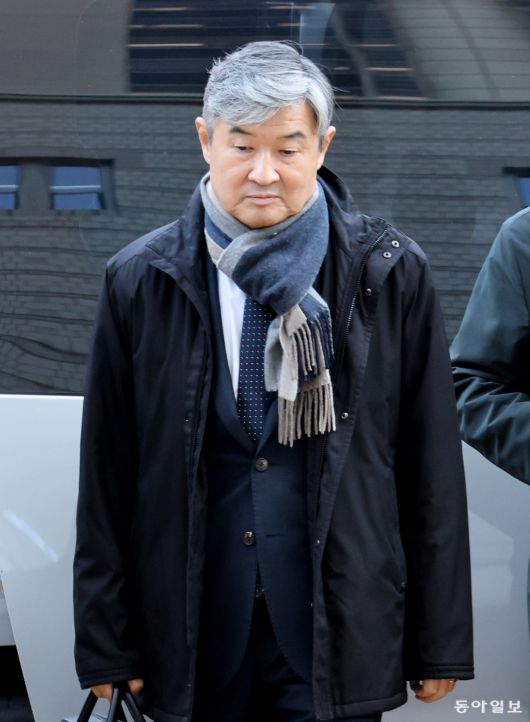 12·3 비상계엄 전후 상황에 관여한 혐의를 받는 조태용 전 국정원장이 11일 오전 구속영장실질심사를 받기 위해 서울 중앙지방법원으로 들어서고 있다. 홍진환 기자 jean@donga.com