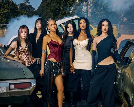 하이브와 게펜 레코즈가 합작한 6인조 다국적 걸그룹 캣츠아이(KATSEYE)가 스포티파이 청취자 수 1위로 “세계에서 가장 유명한 걸그룹”임을 입증한 가운데,  캣츠아이의 멤버 라라와 소피아가 “데뷔 후 1000건이 넘는 살해 협박을 받았다”고 털어놨다. (출처=뉴시스)