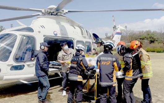 소방청 119 구급대원들이 전남 목포에서 헬기로 이송된 환자를 부천세종병원으로 옮기고 있다. 세종병원은 심혈관 질환 치료 관련 자체 핫라인 시스템인 ‘세종 심혈관 네트워크’를 운영하고 있다. 세종병원 제공