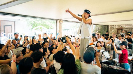 “술 없이 아침을 즐기자”는 모토로 오전 7시에 카페에 모여 3시간가량 춤을 추는 ‘커피 레이브’ 행사의 한 장면. 서울모닝커피클럽 제공