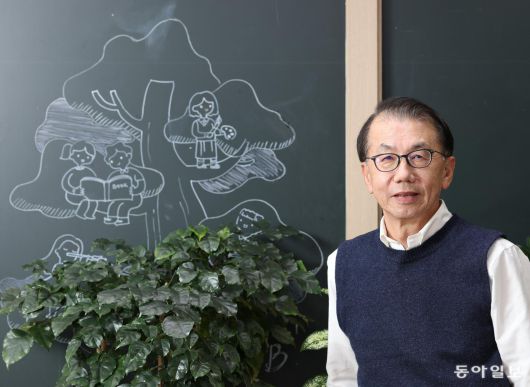 박길성 푸른나무재단 이사장은 “오늘날 AI 기업들은 ‘큰 힘에는 큰 책임이 따른다’라는 격언을 어느 때보다 깊이 새겨야 한다”라며 “생존과 이윤 추구가 중요한 기업에만 맡겨서도 안 된다. 정부나 국제기구 차원에서 AI 플랫폼을 점검하고 평가하며 관리할 필요가 있다”라고 말했다. 변영욱 기자 cut@donga.com