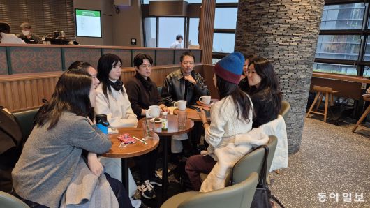 13일 오전 7시 반경 서울 종로구의 한 카페에서 열린 ‘커피챗’ 행사에서 참가자들이 대화하고 있다. 천종현 기자 punch@donga.com