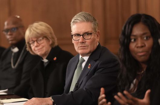 지지율 하락으로 사퇴론에 직면한 키어 스타머 영국 총리(오른쪽에서 두 번째)가 12일 런던 다우닝 10번가의 총리 관저에서 회의를 진행하고 있다. 런던=AP 뉴시스