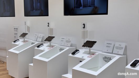 유니클로 롯데백화점 대전점은 계산대를 기존 3대에서 8대로 확대했다. 유인 2대, 무인 6대이며, 무인 계산대는 RFID태그 기술을 적용해 계산대에 제품을 넣기만 하면 자동으로 인식이 된다. 윤우열 기자 cloudancer@donga.com