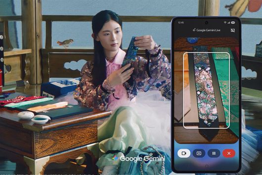 ‘근본이즘’ 열풍으로 유통업계에서는 전통과 복고를 활용한 콘텐츠를 경쟁적으로 선보이고 있다. 민화 ‘일월오봉도’를 모티브로 한 삼성전자 갤럭시 폴더블 신제품 광고. 각 사 제공
