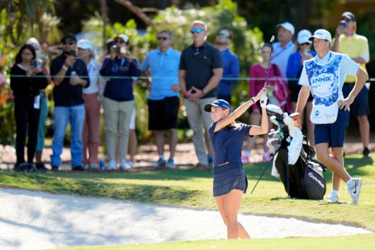 16번 홀에서 샷을 날리는 카이 트럼프의 뒤로 갤러리들이 샷을 바라보고 있다. 햇빛을 정면으로 쬔 상황에서 나온 것으로, 이날 트럼프의 ‘최고의 샷’이라 평가받았다. 출처=AP/뉴시스