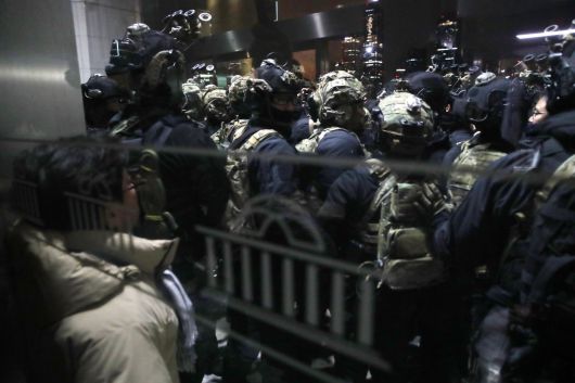 지난해 12월 4일 계엄군이 서울 여의도 국회 본청 앞에서 경내로 진입하려하자 국회 관계자들이 몸으로 막고 있다. 뉴스1