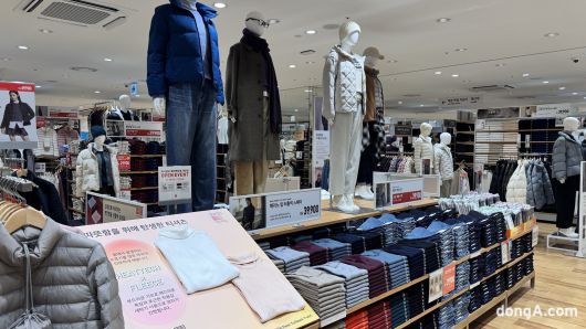 유니클로 롯데백화점 대전점은 메인 입구를 전면 개방형으로 설계, 패션 민감도가 높은 젊은 세대를 타깃으로 한 제품을 배치했다. 윤우열 기자 cloudancer@donga.com