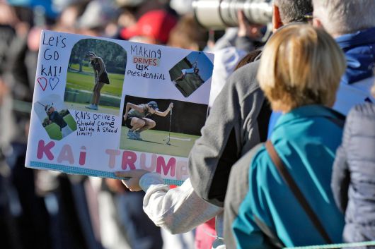 도널드 트럼프 대통령의 손녀인 카이 트럼프를 응원하는 갤러리 멤버가 포스터를 들고 있다. 출처=AP/뉴시스