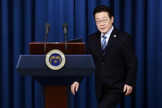 이재명 대통령이 14일 서울 용산 대통령실에서 한·미 간 관세·안보 합의를 문서화하는 ‘조인트 팩트시트(JFS·합동설명자료)’ 관련 발표를 하기 위해 연단으로 향하고 있다. 2025.11.14 뉴시스