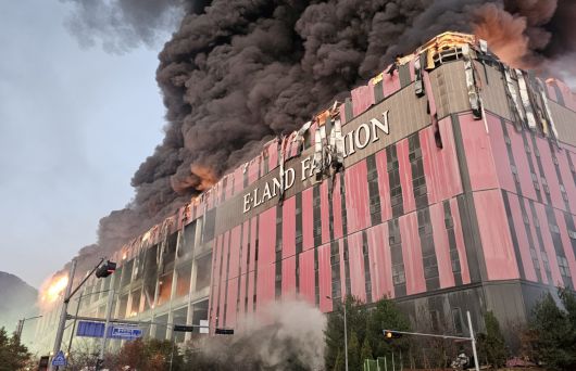 15일 오전 충남 천안 동남구 이랜드패션 물류센터에서 화재가 발생해 검은 연기와 함께 불길이 치솟고 있다.   소방 당국 대응 2단계로 격상해 화재를 진화 중이다. (독자 제공. 재판매 및 DB 금지) 2025.11.15/뉴스1