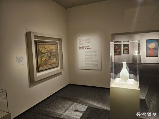 15일(현지 시간) 미국 워싱턴의 스미스소니언 국립아시아예술박물관에서 이건희 전 삼성 회장의 기증품 국외 순회전 ‘한국의 보물: 모으고, 아끼고, 나누다’가 개막했다. 이 전 회장의 기증품이 해외에서 전시되는 것은 처음이다. 국보 7점을 포함한 문화유산 297점, 한국 근현대미술 작품 24점 등 총 330여 점이 선보인다. 국보인 청화 대나무무늬 각병 백자가 전시된 내부 모습.워싱턴=신진우 특파원 niceshin@donga.com