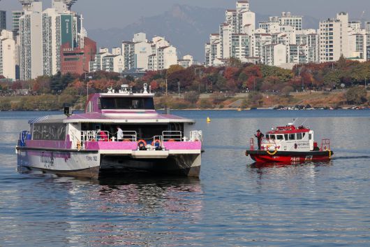 16일 서울 송파구 잠실선착장 인근에 멈춰 선 한강버스(왼쪽)에 119특수구조단이 다가서고 있다. 한강버스는 전날 강바닥에 걸려 멈춰 섰다. 뉴스1