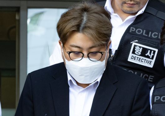 음주 뺑소니 혐의를 받고 있는 트로트 가수 김호중이 지난해 5월 31일 오전 서울 강남경찰서에서 검찰로 송치되고 있다. 뉴시스