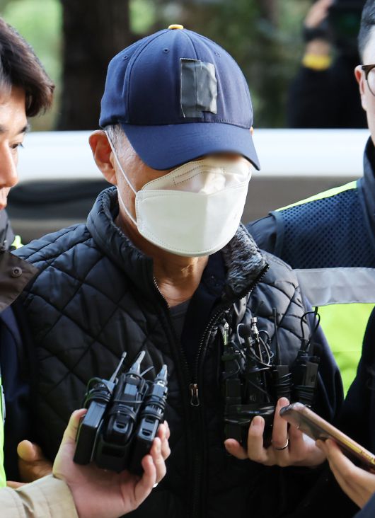 부천 제일시장에서 1톤 트럭으로 돌진사고를 낸 60대 운전자 A씨가 15일 오후 경기 부천시 인천지방법원 부천지원에서 열린 구속 전 피의자 심문(영장실질심사)에 출석하고 있다. 2025.11.15 (부천=뉴스1)