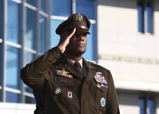 제이비어 브런슨 한미연합군사령부 사령관이 3일 서울 용산구 국방부 연병장에서 열린 제50차 한미 군사위원회 회의 환영 의장행사에서 경례를 받고 있다. 2025.11.03. 뉴시스