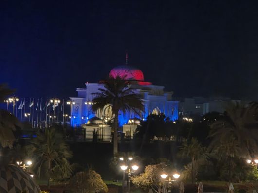 아랍에미리트(UAE) 아부다비 대통령궁에 태극기 조명이 점등된 모습. 대통령실 제공