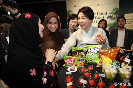 이재명 대통령과 아랍에미리트(UAE)를 국빈 방문 중인 김혜경 여사가 19일(현지시간) 아부다비 주UAE한국문화원에서 열린 할랄 K-푸드 홍보 행사에서 딸기를 맛보고 있다. 아부다비=송은석 기자 silverstone@donga.com