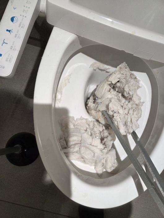 막힌 변기 사진.(독자 제공. 재배포 및 DB금지)2025.11.19/뉴스1