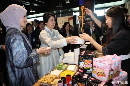 이재명 대통령과 아랍에미리트(UAE)를 국빈 방문 중인 김혜경 여사가 19일(현지시간) 아부다비 주UAE한국문화원에서 열린 할랄 K-푸드 홍보 행사에서 볶음면을 시식하고 있다. 아부다비=송은석 기자 silverstone@donga.com