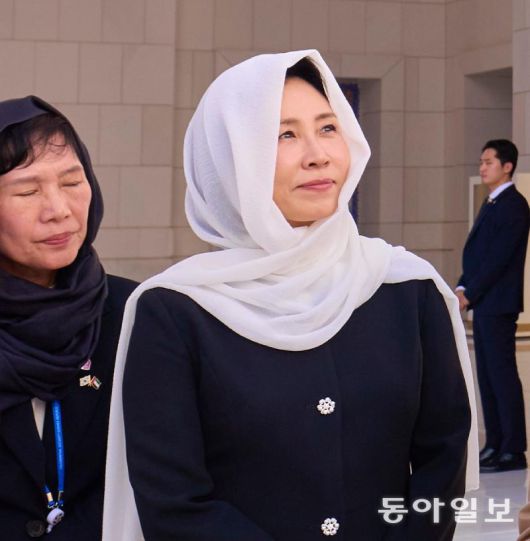 이재명 대통령과 함께 아랍에미리트(UAE)를 국빈 방문 중인 김혜경 여사(오른쪽)가 17일(현지 시간) 히잡을 쓴 채 사원을 둘러보고 있다. 아부다비=송은석 기자 silverstone@donga.com