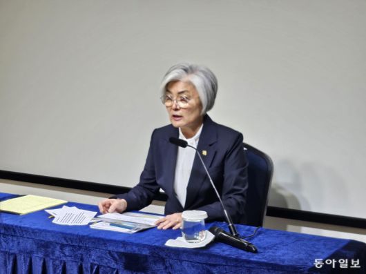 강경화 주미 한국대사가 18일(현지 시간) 워싱턴의 한국문화원에서 한국 특파원단과 만나 발언을 하고 있다. 워싱턴=신진우 특파원 niceshin@donga.com