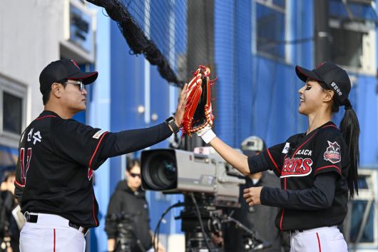 추신수 SSG 구단주 보좌 겸 육성총괄은 8월부터 휴식일을 반납하고 여자야구 팀 ‘블랙퀸즈’의 감독으로 선수들을 지도하고 있다. 추신수는 “선수가 성장하는 걸 보는 것만큼 뿌듯한 게 없다. 블랙퀸즈 선수들도 실력이 정말 많이 늘었다. 우리 선수 중에 국가대표도 나오길 기대한다”고 말했다. 사진은 추신수(왼쪽)가 육상선수 출신 김민지와 하이파이브하는 모습. 채널A 제공