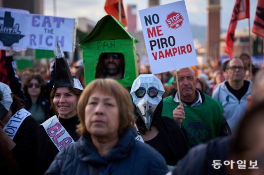 2025년 4월 5일 스페인 바르셀로나에서 높은 주택 임대비용에 항의하는 시위대의 모습. 팻말엔 “난 떠나지 않아, 뱀파이어야”라고 쓰여 있다. AP 뉴시스