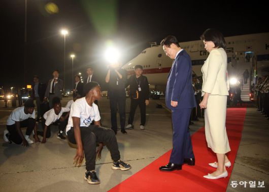 G20 정상회의에 참석하는 이재명 대통령과 김혜경 여사가 21일(현지 시간) 남아프리카공화국 요하네스버그 O.R. 탐보 국제공항에 도착해 공군1호기에서 내려 환영공연을 보고 있다. 요하네스버그=송은석 기자 silverstone@donga.com