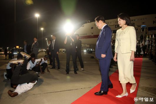 G20 정상회의에 참석하는 이재명 대통령과 김혜경 여사가 21일(현지 시간) 남아프리카공화국 요하네스버그 O.R. 탐보 국제공항에 도착해 공군1호기에서 내려 환영공연을 보고 있다. 요하네스버그=송은석 기자 silverstone@donga.com