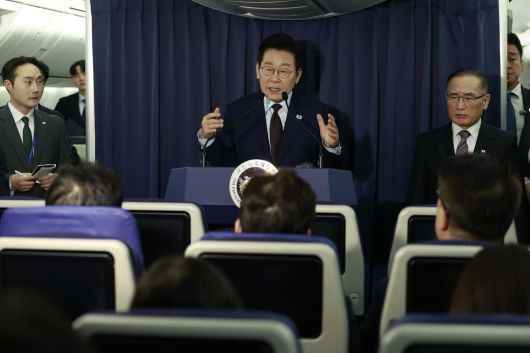 주요 20개국(G20) 정상회의 일정을 마친 이재명 대통령이 23일(현지시간) 튀르키예로 향하는 공군 1호기 내에서 순방 기내 기자간담회를 갖고 있다. 2025.11.23 대통령실사진기자단