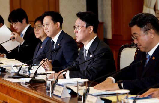 김민석 국무총리가 24일 오전 서울 종로구 정부서울청사에서 열린 과학기술관계장관회의에서 발언하고 있다. 왼쪽부터 하정우 대통령실 AI미래기획수석, 정은경 보건복지부장관, 배경훈 과기부총리 겸 과학기술정보통신부 장관배 부총리, 김민석 국무총리, 윤호중 행정안전부 장관. (공동취재) 2025.11.24