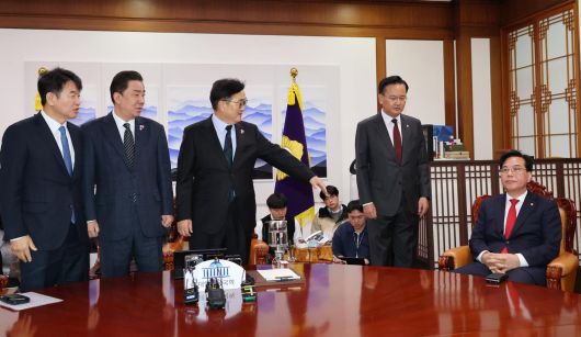 우원식 국회의장이 27일 오전 서울 여의도 국회에서 열린 여야 원내대표 회동에 참석해 사진촬영을 거부하는 송언석 국민의힘 원내대표에게 참여를 권하고 있다. 뉴시스