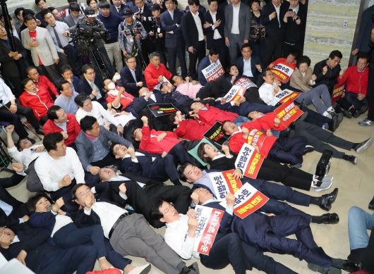 나경원 자유한국당(현 국민의힘) 원내대표 등 의원들이 2019년 4월 30일 오전 서울 여의도 국회 정무위원회 회의장에서 열린 정개특위 회의에서 선거제 개혁안 패스트트랙이 지정되자 구호를 외치고 있다. 2019.4.30/뉴스1