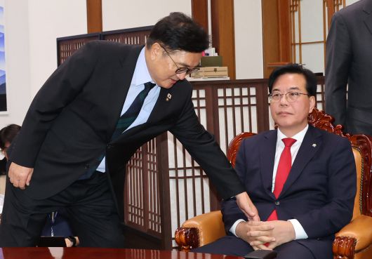 우원식 국회의장이 27일 오전 서울 여의도 국회에서 열린 여야 원내대표 회동에 참석해 사진촬영을 거부하는 송언석 국민의힘 원내대표에게 참여를 권하고 있다. 뉴시스