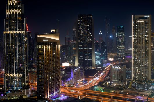 아랍에미리트 두바이의 셰이크 자이드 로드를 지나는 차량 행렬과 스카이라인의 모습. 두바이는 최근 주택과 상업용 부동산 시장 모두 뜨겁게 달아오르고 있다. AP 뉴시스