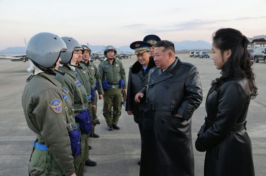 북한 노동당 기관지 노동신문은 30일 “조선인민군 공군 창설 80주년 기념행사가 11월 28일 제2공군사단 59길영조영웅연대 갈마비행장에서 성대히 진행됐다”라고 보도했다. 김정은 총비서가 참석한 이 자리에는 ‘존경하는 자제분’으로 호명된 딸 주애도 동행했다. (평양 노동신문=뉴스1)